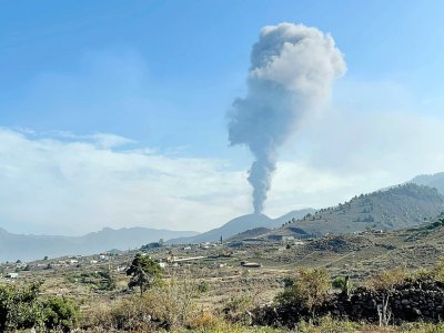Le volcan Cumbre Vieja reprend son éruption après une brève période d'inactivité dans l'archipel des Canaries en Espagne, le 27 septembre 2021 - Desiree MARTIN [AFP]