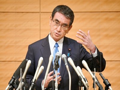Taro Kono, qui dirige le programme de vaccination du Japon et était l'ancien ministre des affaires étrangères et de la défense du pays, prend la parole lors d'une conférence de presse pour annoncer sa candidature à la direction du Parti libéral démoc - Kazuhiro NOGI [AFP/Archives]