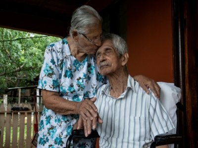 Clementina Espinoza et son époux Agustin Espinoza, 100 ans, dans leur maison à Nicoya au nord-ouest de San José, le 27 août 2021 - Ezequiel BECERRA [AFP]