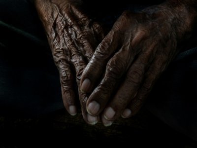 Les mains de Saturnino Lopez Hernandez, 94 ans, dans sa maison à Nicoya au nord-ouest de San José, le 27 août 2021 - Ezequiel BECERRA [AFP]