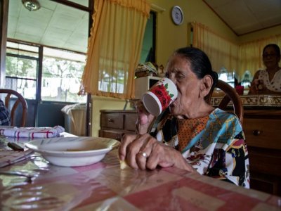 Natividad “Talia” Matarrita Fonseca, 93 ans, dans sa maison de Puerto Humo au nord-ouest de San José, le 27 août 2021 - Ezequiel BECERRA [AFP]