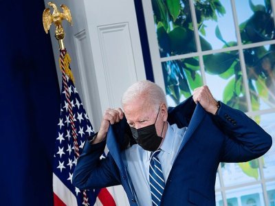Le président américain Joe Biden remet sa veste après avoir reçu sa troisième dose de vaccin anti-Covid à la Maison Blanche, à Washington, le 27 septembre 2021 - Brendan Smialowski [AFP]