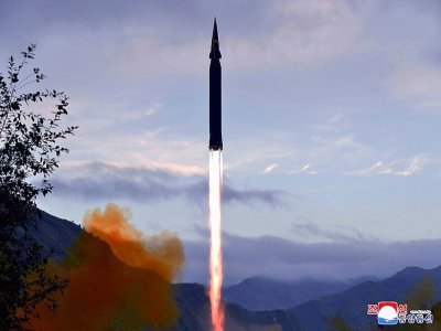 Lancement d'un projectile, présenté comme un missile hypersonique Hwasong-8, le 28 septembre 2021 dans le nord de la Corée du Nord - STR [KCNA VIA KNS/AFP]