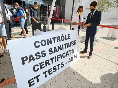 Le porte-parole du gouvernement Gabriel Attal montre son pass sanitaire pour accéder au cinéma Gaumont Multiplex à Montpellier le 29 juillet 2021 - Pascal GUYOT [AFP]
