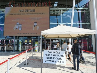 Point de contrôle du pass sanitaire à l'entrée du cinéma Gaumont Multiplex à Montpellier en France le 29 juillet 2021 - Pascal GUYOT [AFP]