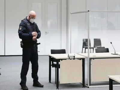 Un officier de justice regarde sa montre alors que devait débuter le procès d'une ancienne secrétaire d'un camp de concentration nazi, devant le tribunal d'Itzehoe dans le nord de l'Allemagne, le 30 septembre 2021 - Markus Schreiber [POOL/AFP]