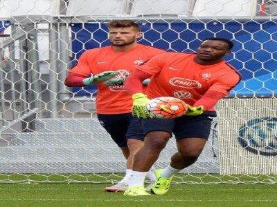 Les gardiens de but Benoît Costil et Steve Mandanda, lors de l'entraînement de l'équipe de France, le 5 septembre 2015 à Bordeaux, avant un match amical contre la Serbie en guise de préparation pour l'Euro 2016 - JEAN PIERRE MULLER [AFP/Archives]