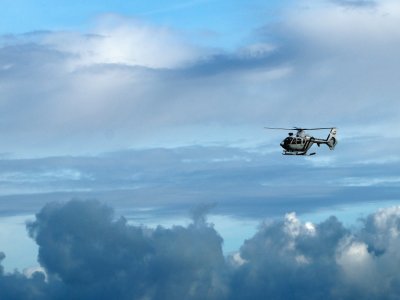 Dans les airs, l'hélicoptère des douanes. Il survole la nappe pour partager quelques données avec l'Argonaute.
