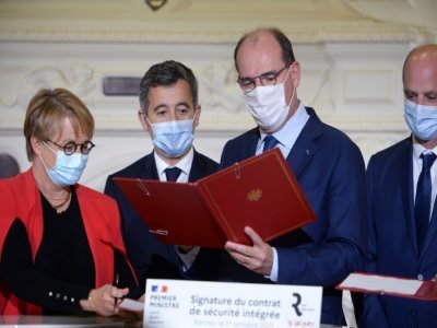 Le Premier ministre Jean Castex (2eD) signe un "contrat de sécurité intégré" avec la maire PS de Rennes Nathalie Appéré le 1er octobre 2021 à Rennes - JEAN-FRANCOIS MONIER [AFP]