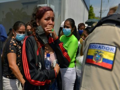 Des proches de détenus de la prison de Guayaquil attendent devant la morgue le 1er octobre 2021 - Fernando MENDEZ [AFP]
