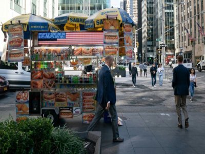 A New York, les kiosques mobiles où l'on achète son petit-déjeuner ou son repas, comme celui-ci photographié le 1er octobre à Manhattan, près du Radio City Music Hall, font partie du paysage - Bryan R. Smith [AFP]