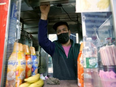Abdul Rahman, un vendeur afghan de 44 ans, photographié dans son kiosque mobile dans le sud de Manhattan, le 30 septembre 2021 - Bryan R. Smith [AFP]