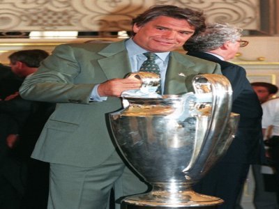 Bernard Tapie pose, le 1er juin 1993 à Paris, avec la Coupe d'Europe des clubs champions gagnée par son club, l'Olympique de Marseille, 1ère victoire d'une équipe française dans une coupe européenne de football - ERIC CABANIS [AFP/Archives]
