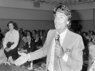 L'homme d'affaires Bernard Tapie prend la parole à un forum organisé par le magazine économique "L'Expansion", le 12 avril 1984 à Paris - DOMINIQUE FAGET [AFP/Archives]