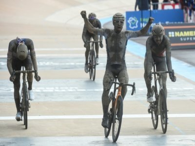 Le champion d'Europe, l'Italien Sonny Colbrelli, célèbre sa victoire dans Paris-Roubaix devant le Belge Florian Vermeersch (d) et le Belge Mathieu Van Der Poel, le 3 octobre 2021 sur le vélodrome de Roubaix - FRANCOIS LO PRESTI [AFP]