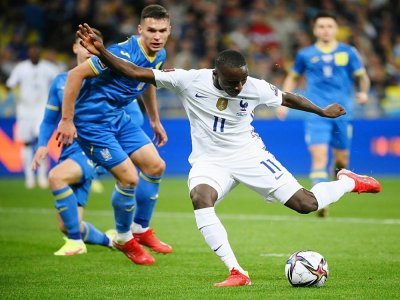 Le jeune attaquant des Bleus Moussa Diaby trouve le poteau contre l'Ukraine au stade olympique de Kiev, le 4 septembre 2021 - FRANCK FIFE [AFP/Archives]
