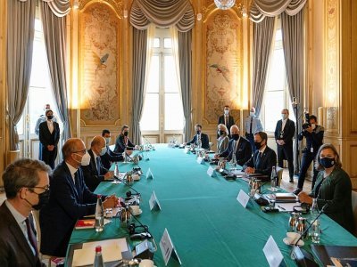 Le secrétaire d'Etat américain Antony Blinken (deuxième à droite), lors d'une réunion au Quai d'Orsay avec son homologue français Jean-Yves Le Drian (troisième à gauche), à Paris, le 5 octobre 2021 - Patrick Semansky [POOL/AFP]