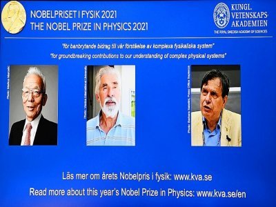 Les trois lauréats du prix Nobel de physique (de g à d): l'Américano-japonais Syukuro Manabe, l'Allemand Klaus Hasselmann et l'Italien Giorgio Parisi apparaissent sur l'écran de l'Académie royale des sciences de Suède à Stockholm, le 5 octobre 2021 - Jonathan NACKSTRAND [AFP]