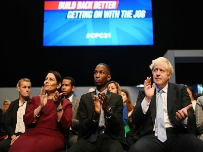 Boris Johnson au côté de la ministre de l'Intérieur Priti Patel lors de la conférence annuelle des conservateurs à Manchester le 4 octobre 2021 - Oli SCARFF [AFP]