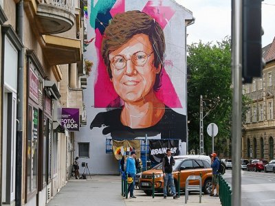 Fresque représentant Katalin Kariko par le collectif artistique 'The colorful city' à Budapest le 28 août 2021 - Attila KISBENEDEK [AFP]