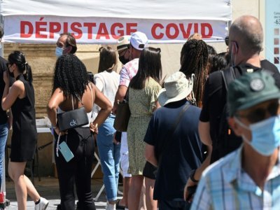 Des personnes attendent pour se faire dépister le 9 août 2021 à Montpellier - Pascal GUYOT [AFP/Archives]