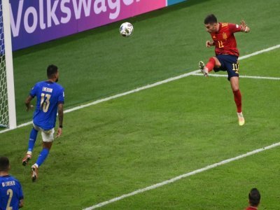 L'attaquant espagnol Ferran Torres marque son 2e but face à l'Italie, lors de la demi-finale de la Ligue des nations, le 6 octobre 2021 au Stade San Siro à Milan - Marco BERTORELLO [POOL/AFP]