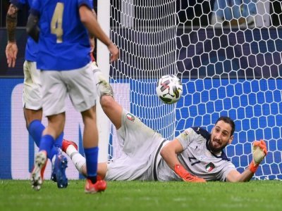 Le gardien de but italien Gianluigi Donnarumma stoppe un tir espagnol, lors de la demi-finale de la Ligue des nations, le 6 octobre 2021 au Stade San Siro à Milan - FRANCK FIFE [AFP]