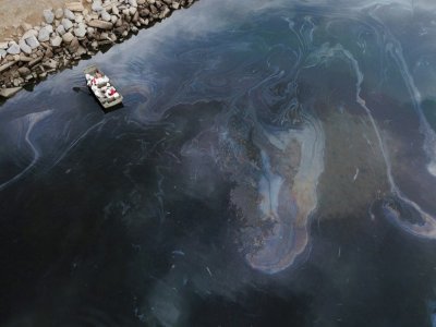Des équipes de dépollution nettoient une nappe de pétrole brut qui a atteint la côte près d'une zone protégée à Huntington Beach, en Californie, le 4 octobre 2021 - Patrick T. FALLON [AFP]