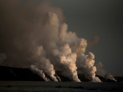 De la fumée s'échappe du volcan Cumbre Vieja sur l'île espagnole de La Palma, le 6 octobre 2021 - JORGE GUERRERO [AFP]