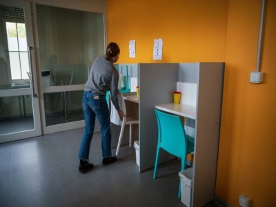 Une employée prépare la salle de consommation à moindre risque implantée à Strasbourg, le 6 octobre 2021 - PATRICK HERTZOG [AFP]