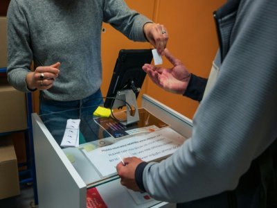 Un consommateur montre la drogue qu'il va consommer à un employé avant d'entrer dans une salle de consommation à moindre risque à Strasbourg, le 6 octobre 2021 - PATRICK HERTZOG [AFP]