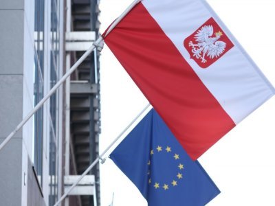 Les drapeaux polonais et européen à l'entrée de l'ambassade de Pologne à Bruxelles, le 8 octobre 2021 - Kenzo Tribouillard [AFP]