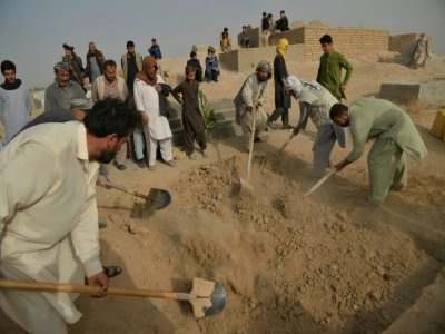 Proches et amis recouvrent de terre la tombe d'une victime de l'attentat suicide d'hier lors des funérailles dans un cimetière de Kunduz le 9 octobre 2021 - Hoshang Hashimi [AFP]