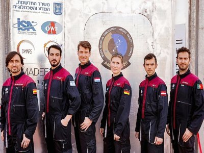 Six astronautes d'une équipe israélo-européenne posent pour une photo avant de commencer une mission d'entraînement pour la planète Mars, à Mitzpe Ramon dans le désert du sud du Néguev, en Israël, le 10 octobre 2021 - JACK GUEZ [AFP]