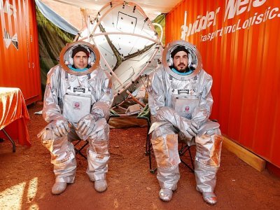 Deux astronautes d'une équipe israélo-européenne avant de commencer une mission d'entraînement pour la planète Mars sur un site qui simule une station hors site au cratère Ramon à Mitzpe Ramon dans le désert du sud du Néguev, en Israël, le 10 octobre - JACK GUEZ [AFP]