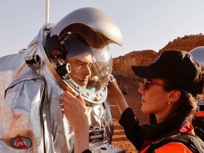 Des techniciens aident un astronaute d'une équipe d'Europe et d'Israël à revêtir une combinaison spatiale avant  une mission d'entraînement sur un site qui simule une station hors site au cratère Ramon à Mitzpe Ramon dans le désert du sud du Néguev, - JACK GUEZ [AFP]
