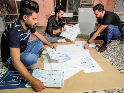 Décompte des bulletins de vote aux législatives, le 10 octobre 2021 à Bagdad, en Irak - Ahmad Al-Rubaye [AFP]