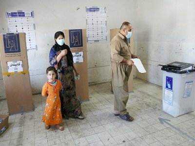 Des Kurdes irakiens votent lors des législatives anticipées, à Erbil, le 10 octobre 2021 - SAFIN HAMED [AFP]