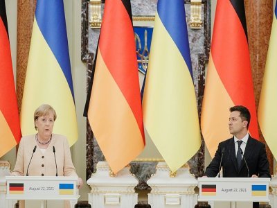 La chancelière allemande Angela Merkel et le président ukrainien Volodymyr Zelensky, le 22 août 2021 à Kiev - SERGEY DOLZHENKO [POOL/AFP/Archives]