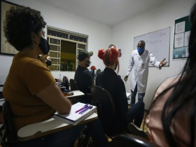 Le fossoyeur-philosophe Osmair Cândido  enseigne l'éthique de nécropsie à des jeunes techniciens de l'autopsie dans une école de Sao Paulo, le 29 septembre 2021 au Brésil - Miguel SCHINCARIOL [AFP]