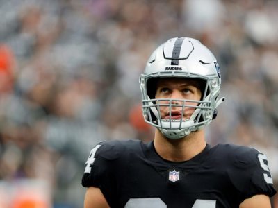 Carl Nassib, des Las Vegas Raiders, avant un match de NFL contre les Chicago Bears le 10 octobre 2021 à Las Vegas - Ethan Miller [GETTY IMAGES NORTH AMERICA/AFP/Archives]