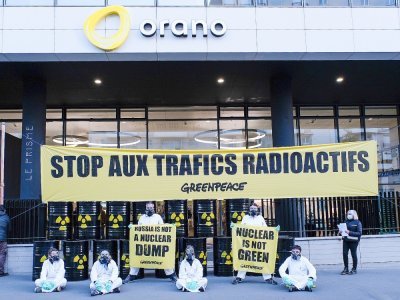 Greenpeace a manifesté devant le siège d'Orano mardi 12 octobre pour protester contre le contrat passé avec une entreprise russe. - Victor Point / Greenpeace