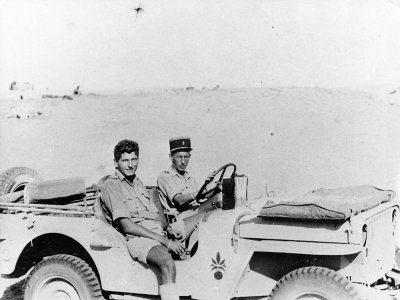 Photo montrant le lieutenant Hubert Germain (G) et le capitaine Paul Arnault, en 1942 près d'El-Alamein, en Egypte, diffusée par le Musée de l'Ordre de la Libération - - [Musée de l'Ordre de la Libération/AFP/Archives]