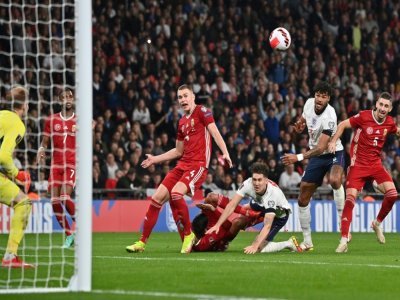 La tête de John Stones (au sol) manque de peu d'offrir la victoire à l'Angleterre face à la Hongrie (1-1) à Wembley, le 12 octobre 2021 - Ben STANSALL [AFP]