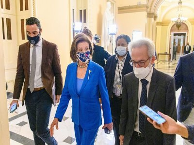 La présidente de la Chambre des représentants Nancy Pelosi dans les couloirs du Capitole à Washington, le 12 octobre 2021 - MANDEL NGAN [AFP]