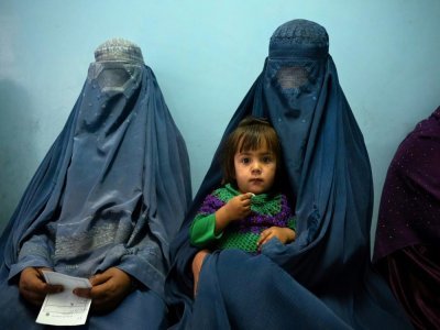 Des patientes attendent avec un enfant à la clinique de Tangi Saidan, le 6 octobre 2021 dans le centre de l'Afghanistan - Elise BLANCHARD [AFP]