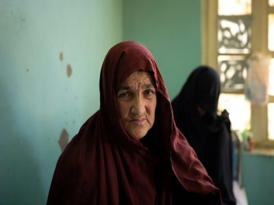 Une patiente attend une consultation avec un docteur à la clinique de Tangi Saidan, le 6 octobre 2021 dans le centre de l'Afghanistan - Elise BLANCHARD [AFP]