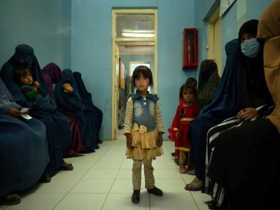 Des patientes et leurs enfants dans la salle d'attente de la clinique de Tangi Saidan, le 6 octobre 2021 dans le centre de l'Afghanistan - Elise BLANCHARD [AFP]