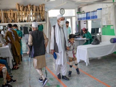 Des amputés au Centre de réhabilitation du Comité international de la Croix Rouge (CICR) à Kaboul le 11 octobre 2021 - BULENT KILIC [AFP]