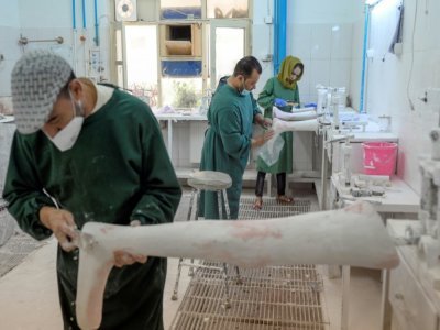 Préparation d'une prothèse au Centre de réhabilitation du Comité international de la Croix Rouge (CICR) à Kaboul le 11 octobre 2021 - BULENT KILIC [AFP]